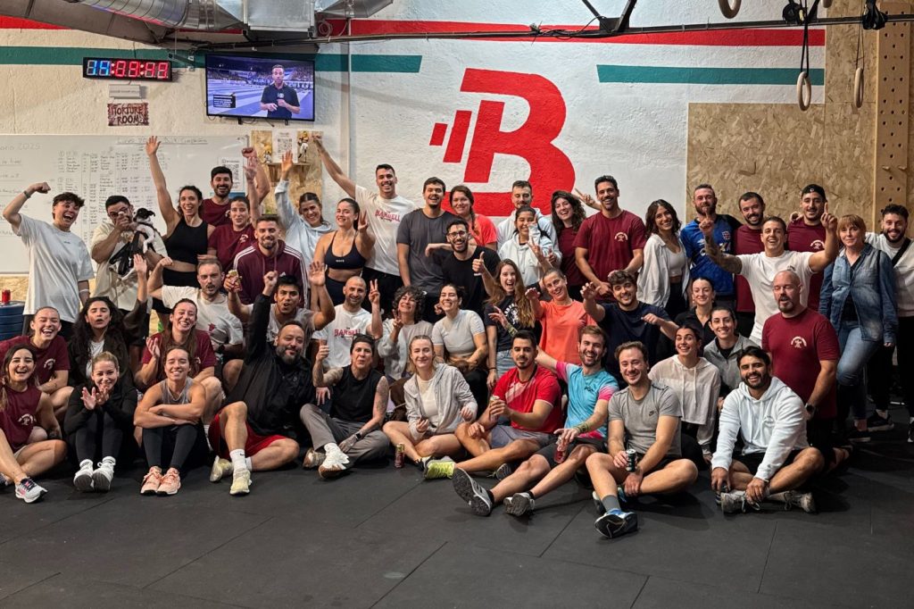 Grupo de socios de The Barbell Society posando juntos en el box