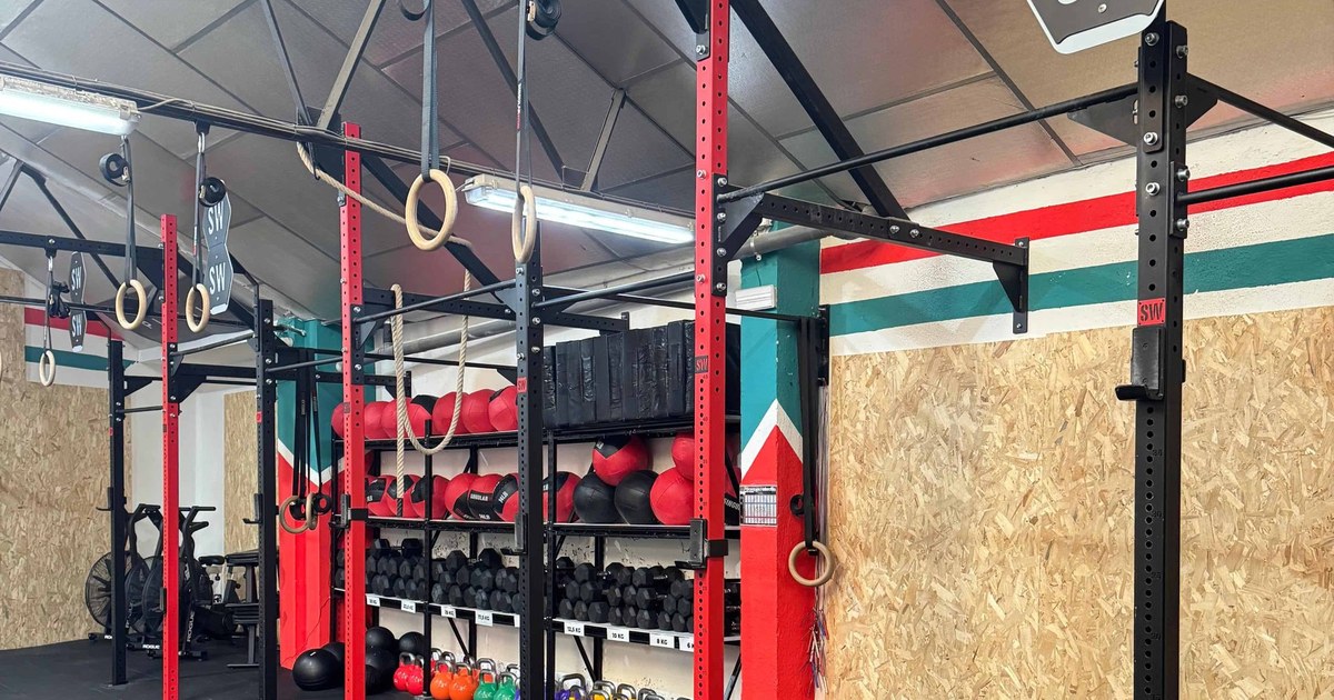 Estructura de entrenamiento funcional con anillas y cuerdas en el box