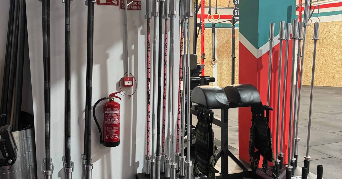 Barras olímpicas en el rack de halterofilia del box