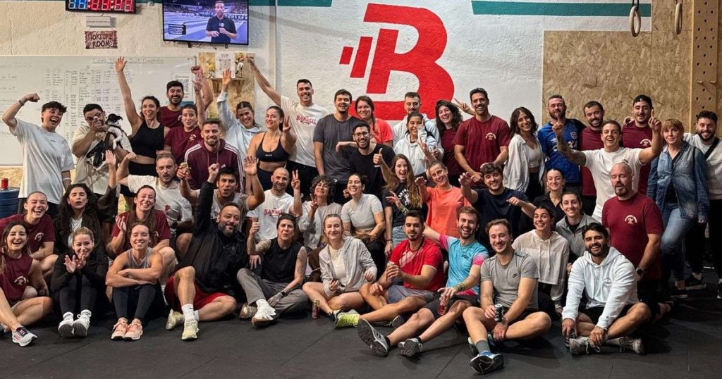 Grupo de atletas de The Barbell Society tras una clase en el box de Madrid