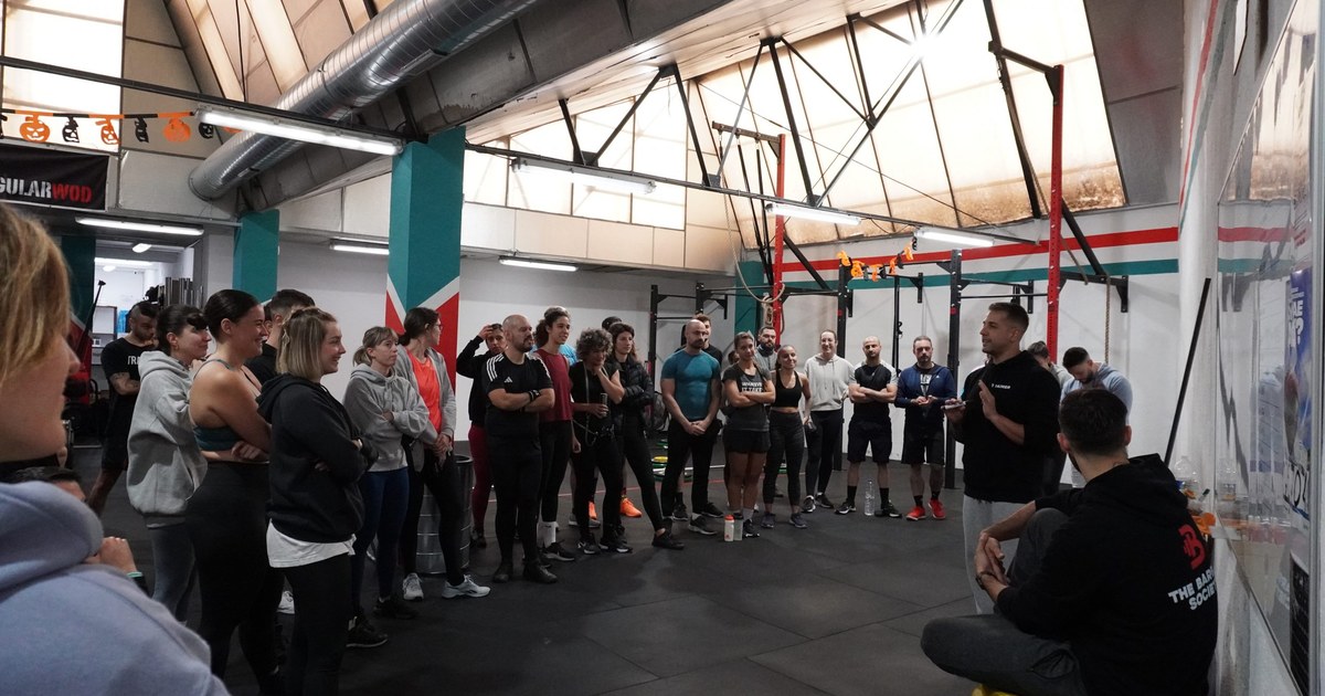 Clase grande de cross training en grupo en The Barbell Society