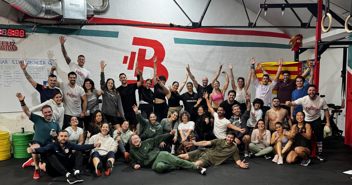 Comunidad de The Barbell Society celebrando en el box de Madrid