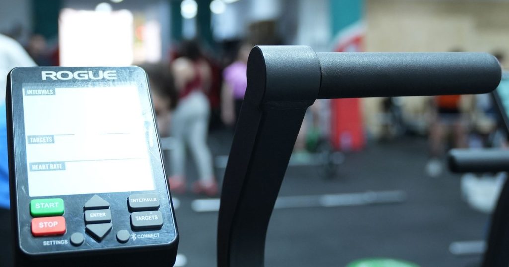 Monitor de máquina de cardio usada en el entrenamiento DEKA